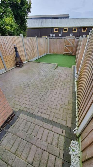Contractors-City Centre-Parking-Sleeps 9 -Smart Tv, 2 Bathrooms! Coventry Bagian luar foto