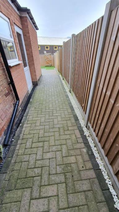 Contractors-City Centre-Parking-Sleeps 9 -Smart Tv, 2 Bathrooms! Coventry Bagian luar foto
