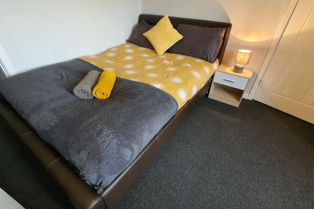 Contractors-City Centre-Parking-Sleeps 9 -Smart Tv, 2 Bathrooms! Coventry Bagian luar foto