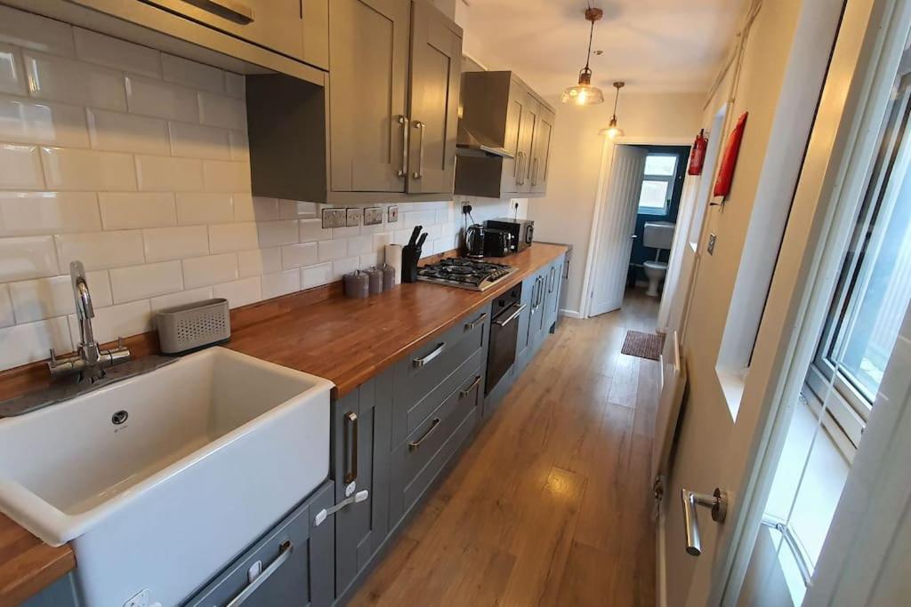 Contractors-City Centre-Parking-Sleeps 9 -Smart Tv, 2 Bathrooms! Coventry Bagian luar foto