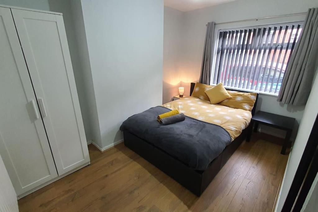 Contractors-City Centre-Parking-Sleeps 9 -Smart Tv, 2 Bathrooms! Coventry Bagian luar foto
